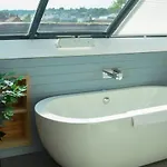 The Old Coach House: Luxury Harbourside Apartment Bristol