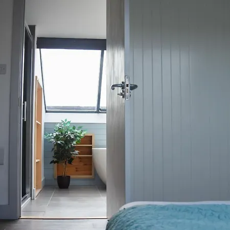 The Old Coach House: Luxury Harbourside *