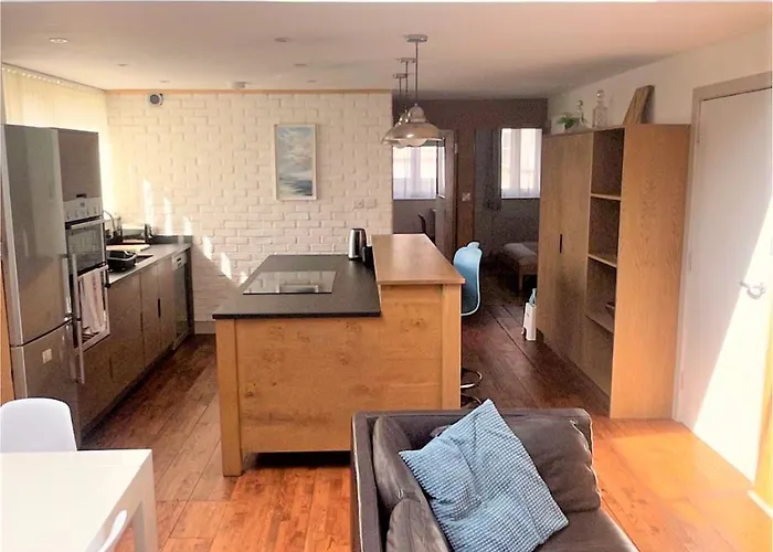 The Old Coach House: Luxury Harbourside *